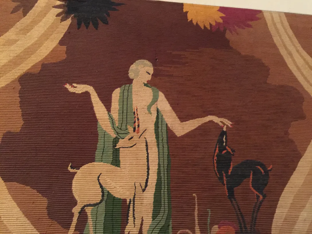 tapeçaria antiga com figura humana e cervo, fundo quente