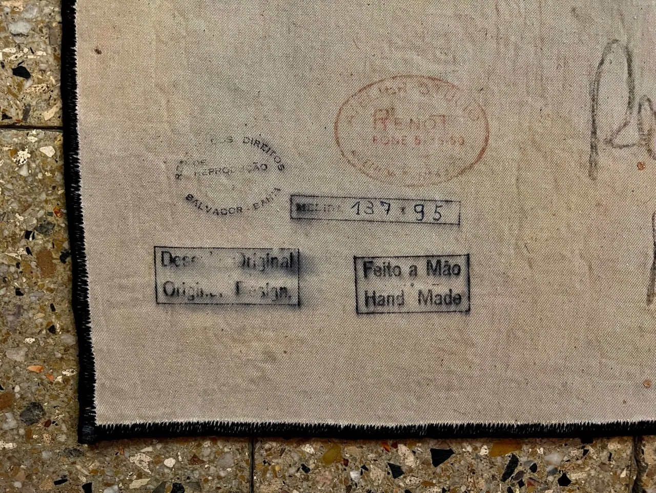 tapeçaria antiga com inscrições e selos decorativos