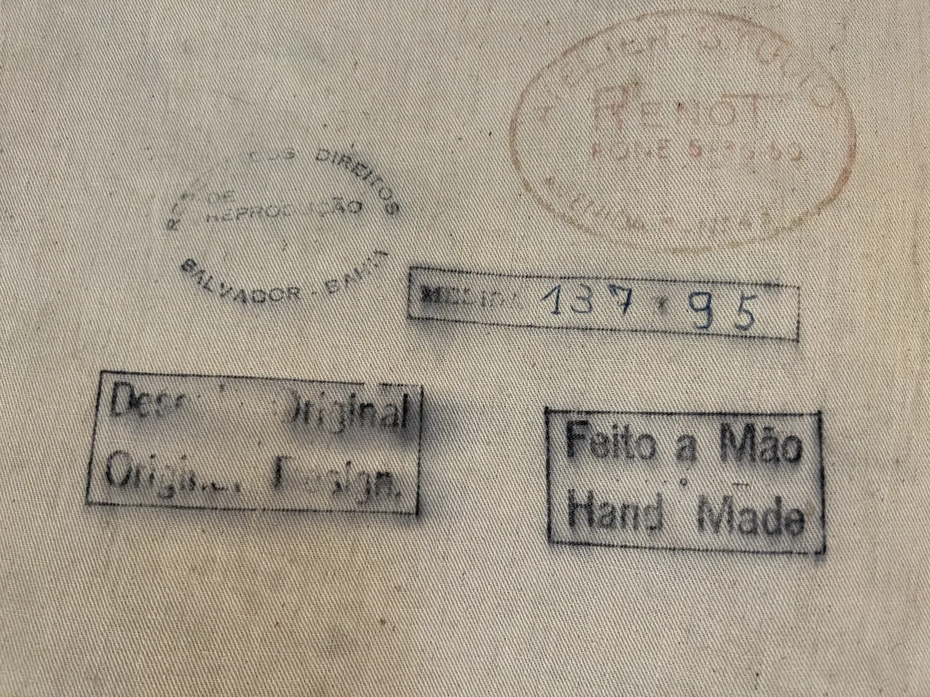 tapeçaria antiga com detalhes decorativos e carimbos