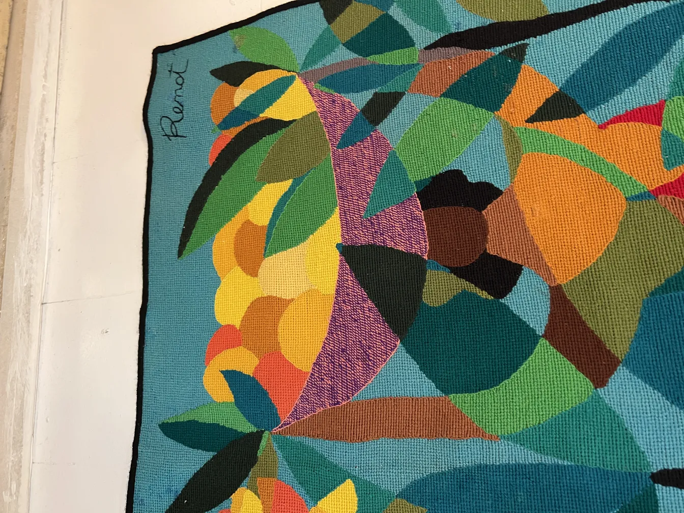 tapeçaria antiga com cores vibrantes e padrões de folhas