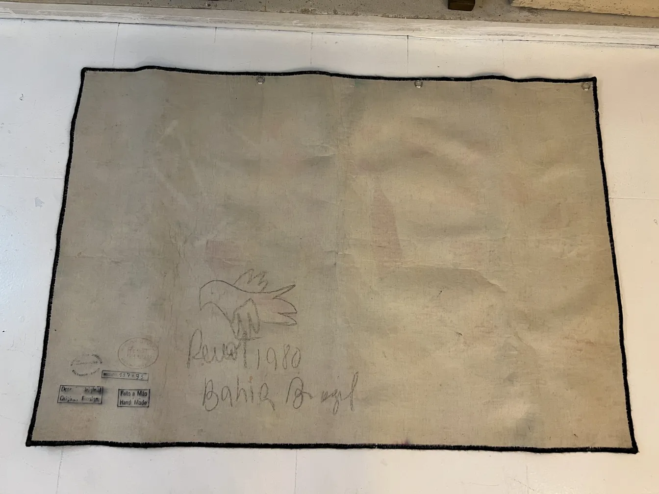 tapete antigo com um design de pássaro no centro