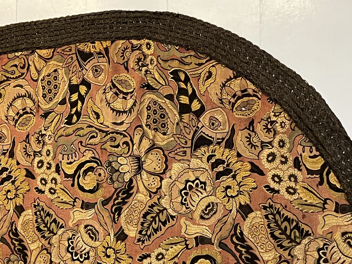 tovaglia antica decorata con fiori dai toni caldi