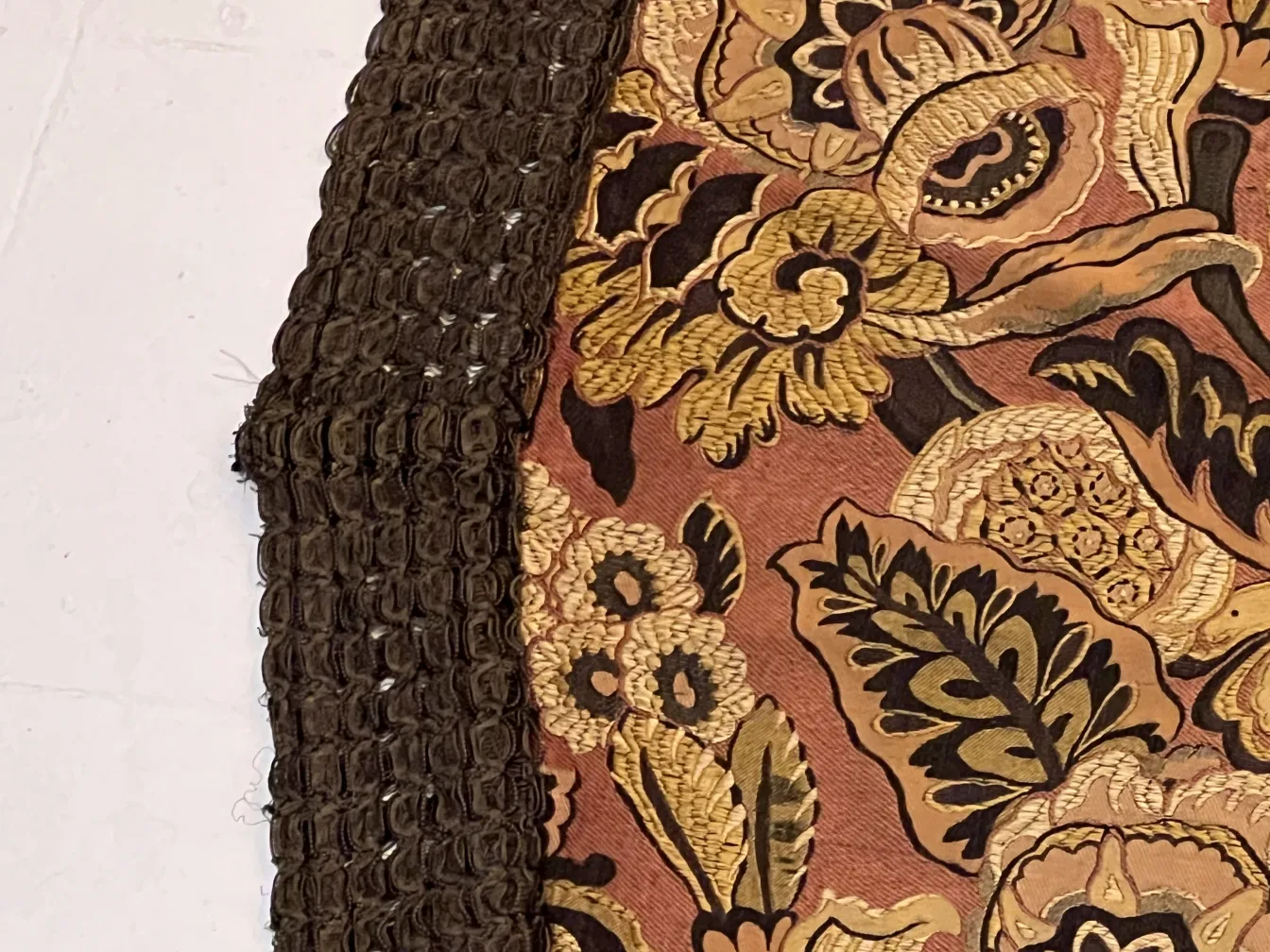 tovaglia antica con disegno floreale giallo e marrone