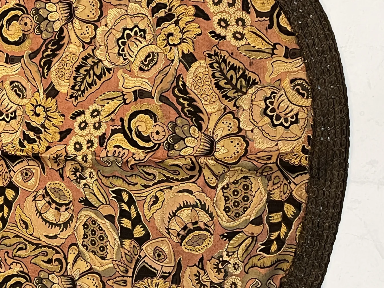 Tovaglia antica con colori vivaci e fiori intricati