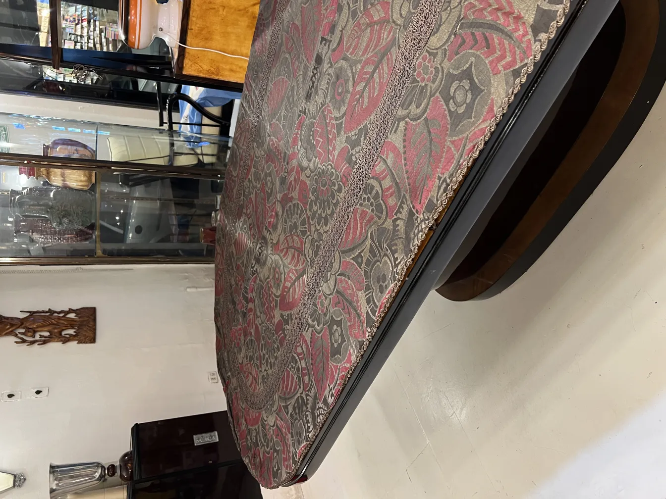 tovaglia antica con motivi floreali in un ambiente classico