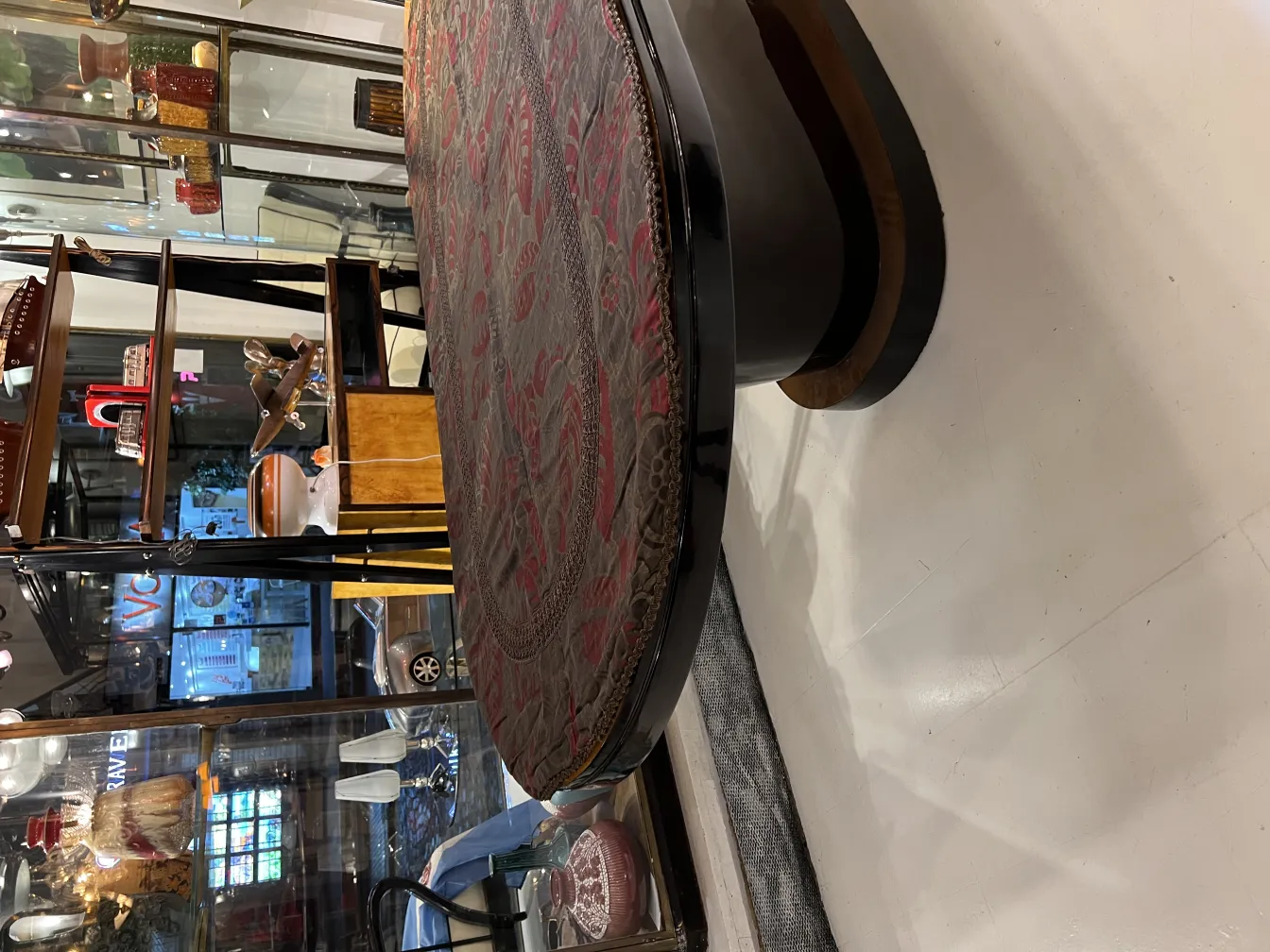 tovaglia antica con design colorato in un ambiente elegante