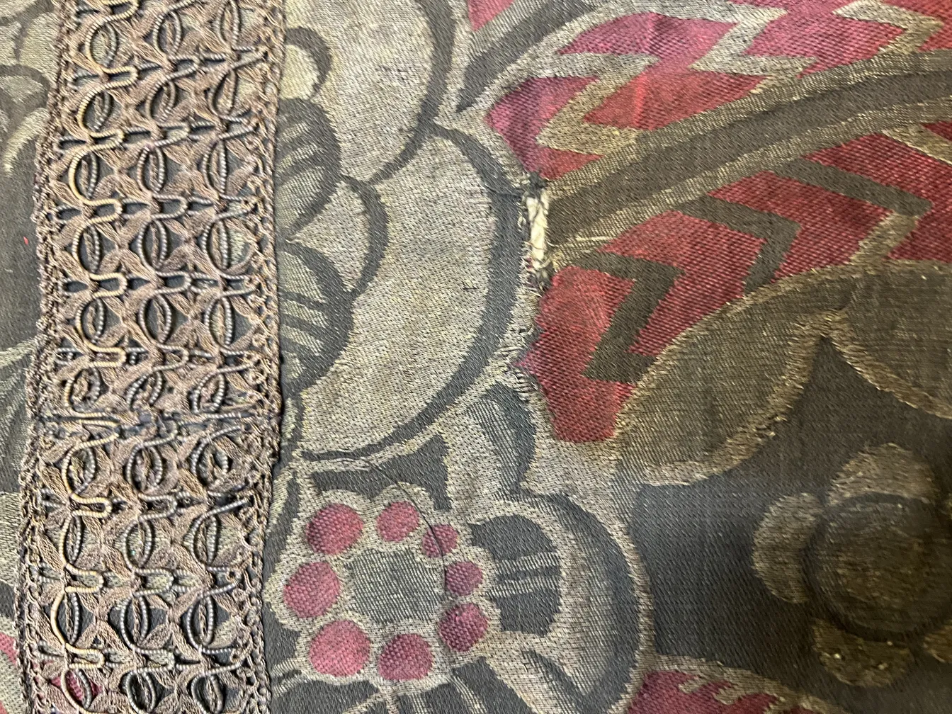 tovaglia antica con fiori su un tavolo
