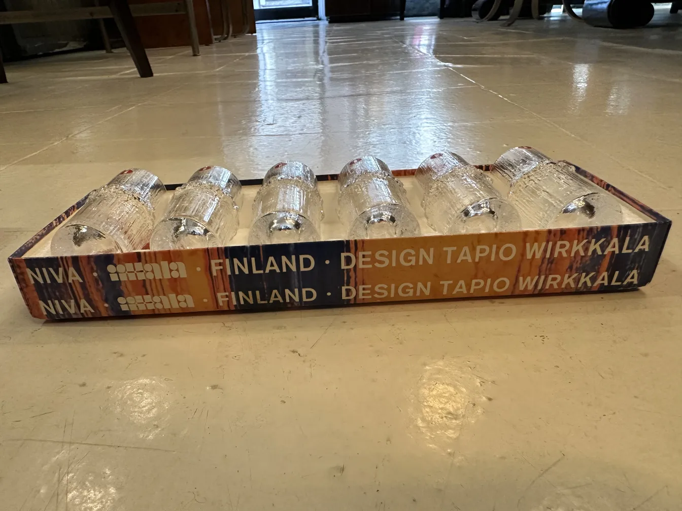 Шесть старинных стаканов Тапио Вирккала на подносе в современном окружении.