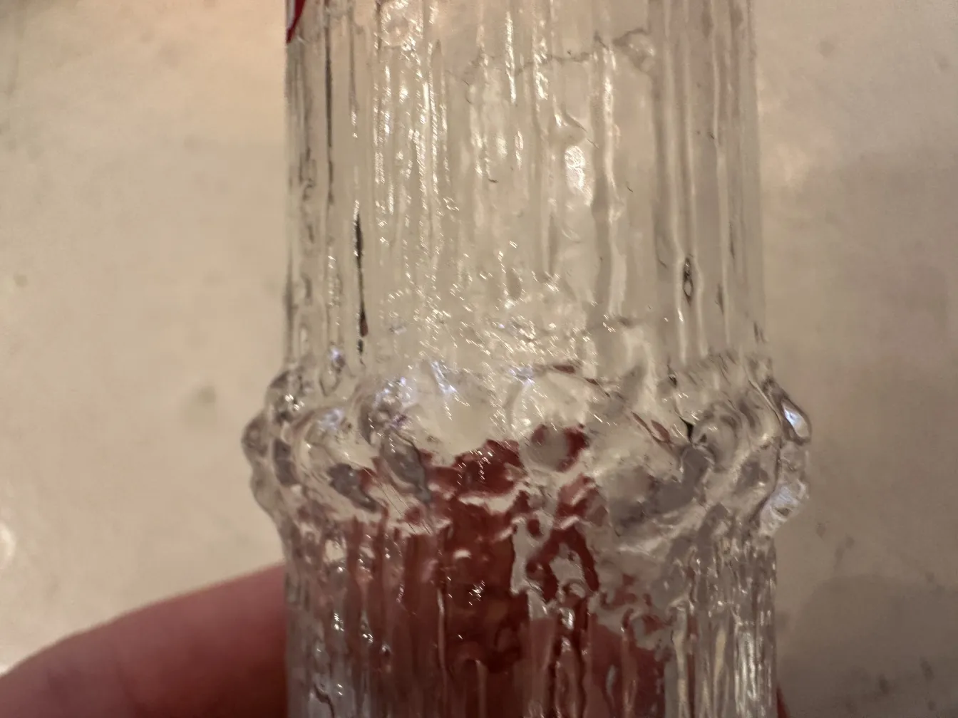 6 прозрачных стаканов с классическими деталями, идеально подходящих для антикварного декора.