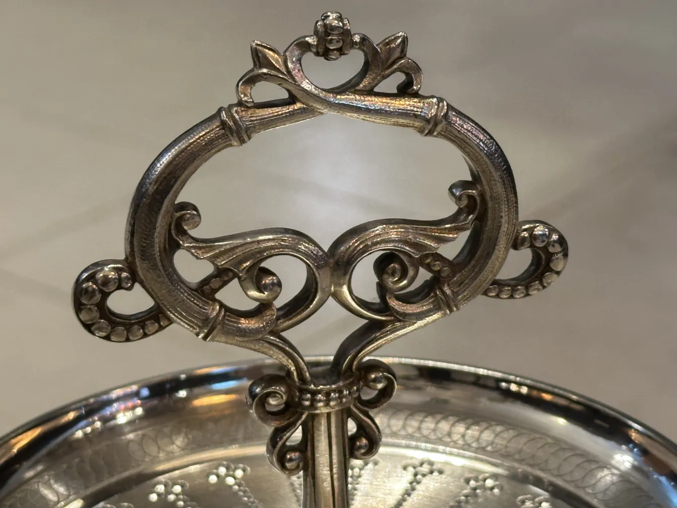 पेस्ट्री प्लेट- पुराना- सजावटी- ऊपर- डिज़ाइन- और- एक- elaborado- हैंडल, डेसर्ट- दिखाने- के- लिए- आदर्श