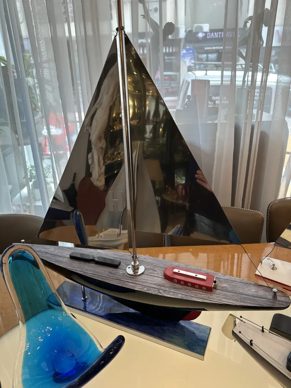 조타와 장식 밑면이 있는 고대 배 전시