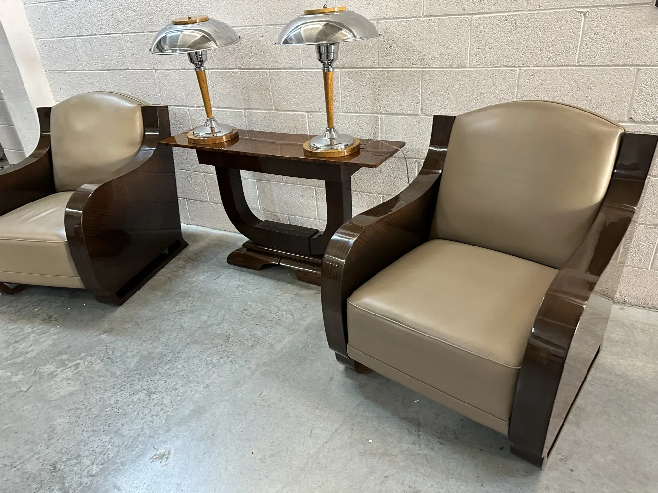 elegant antique console amidst armchairs with lamps