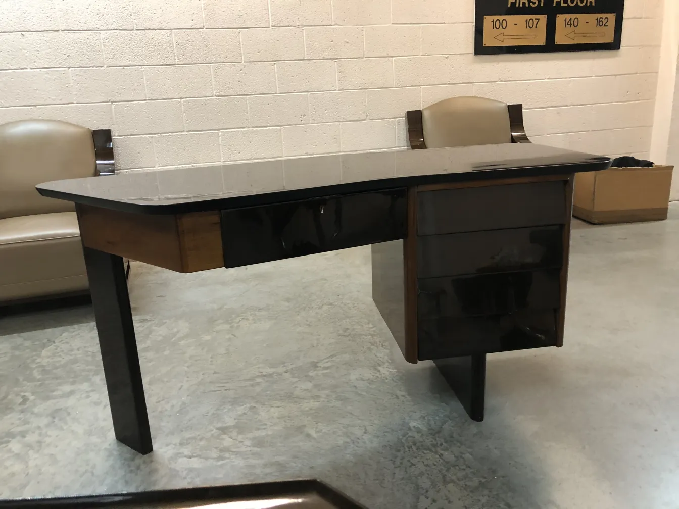 Antique desk with an elegant finish, set in a sober environment.
