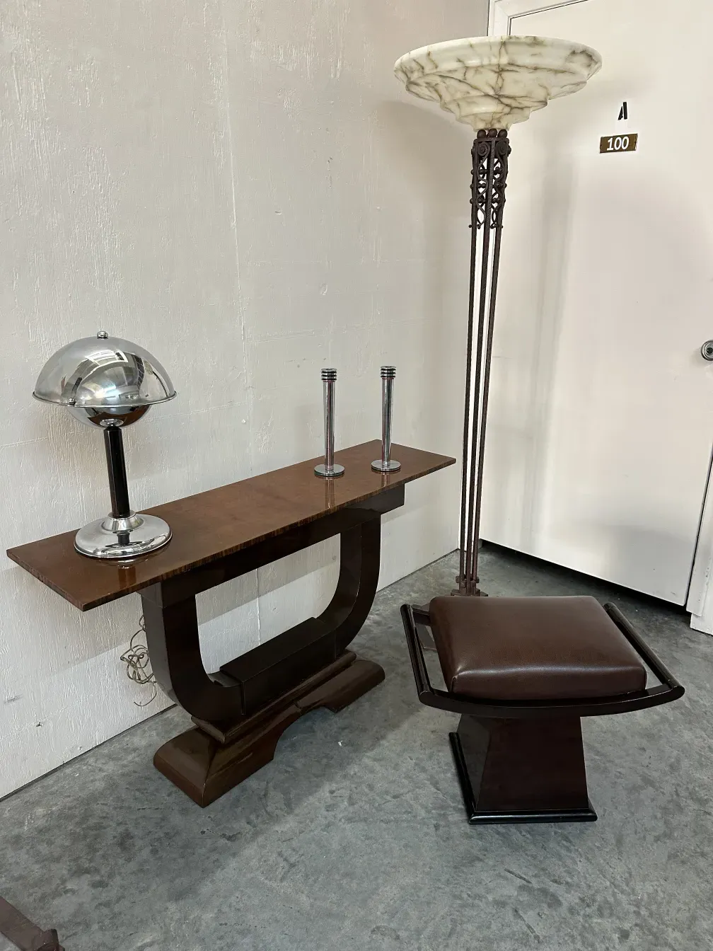 Antique electric table lamp with classic design, subtle decorative elements, in an elegant setting.