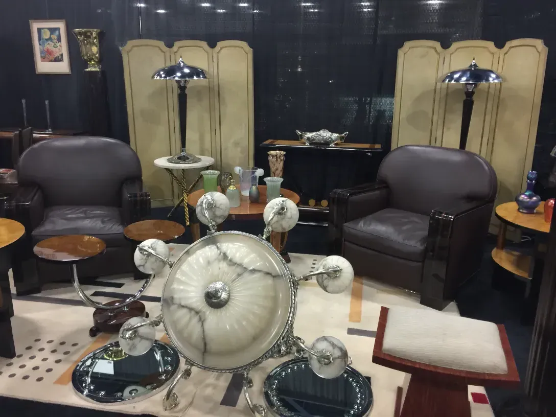 antique centerpiece Gallia in an elegant setting