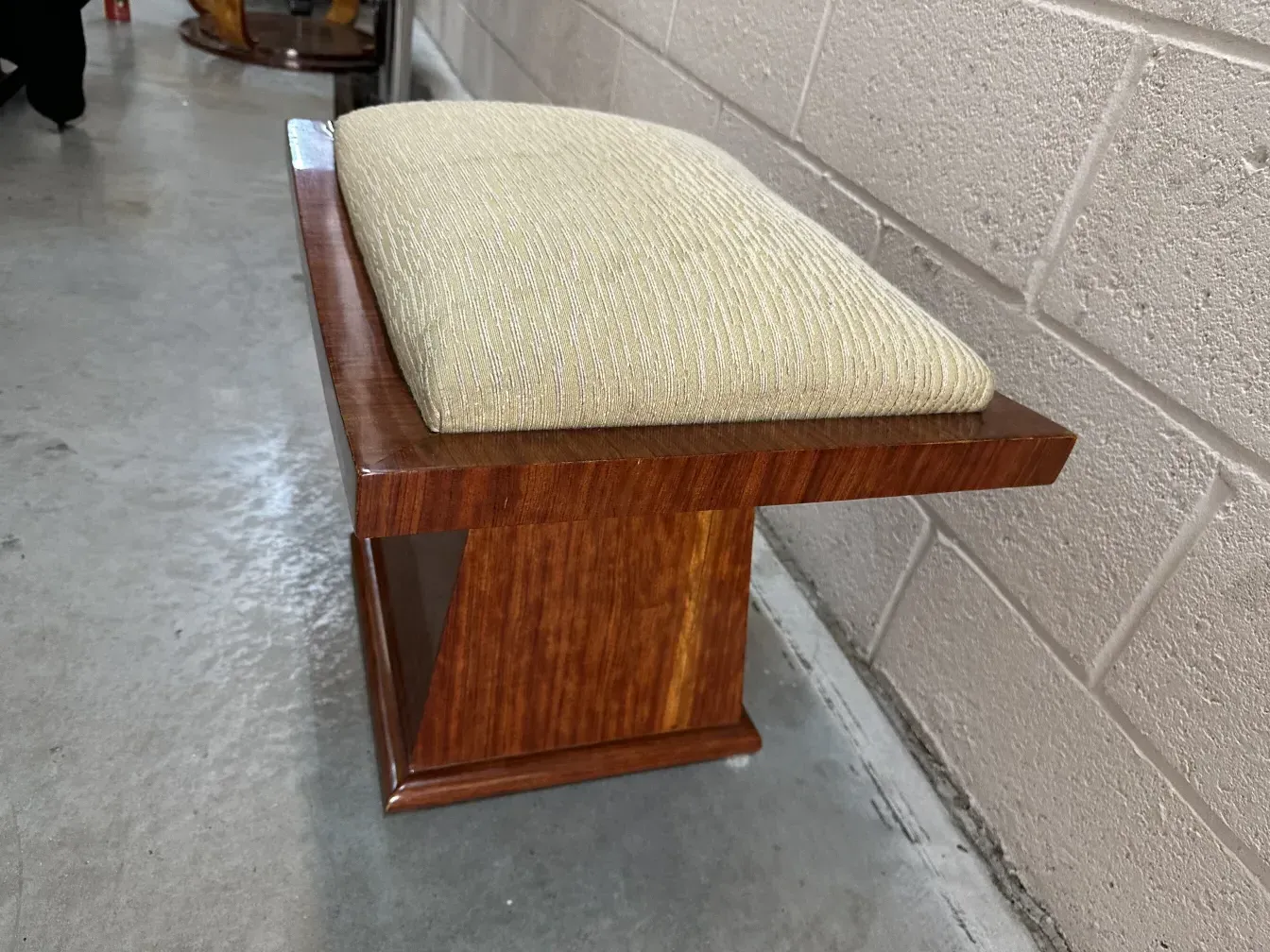 sgabello antico decorativo con cuscino chiaro in un ambiente neutro