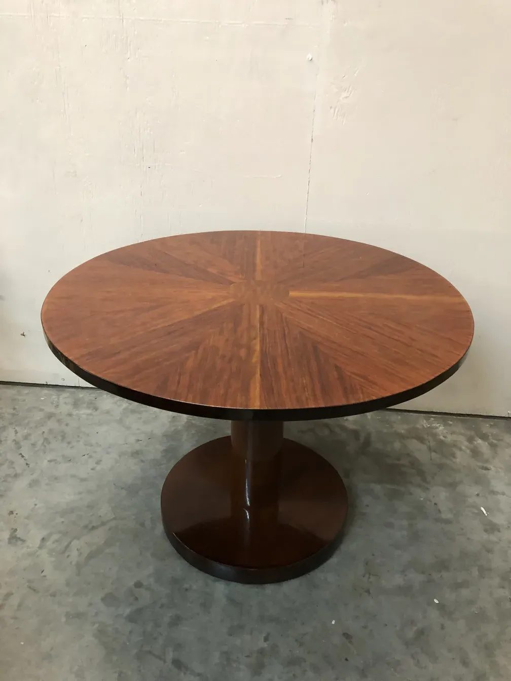 Antique round small table with an appealing design