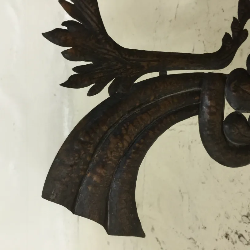 Antique decorative picture frame with elegant details.