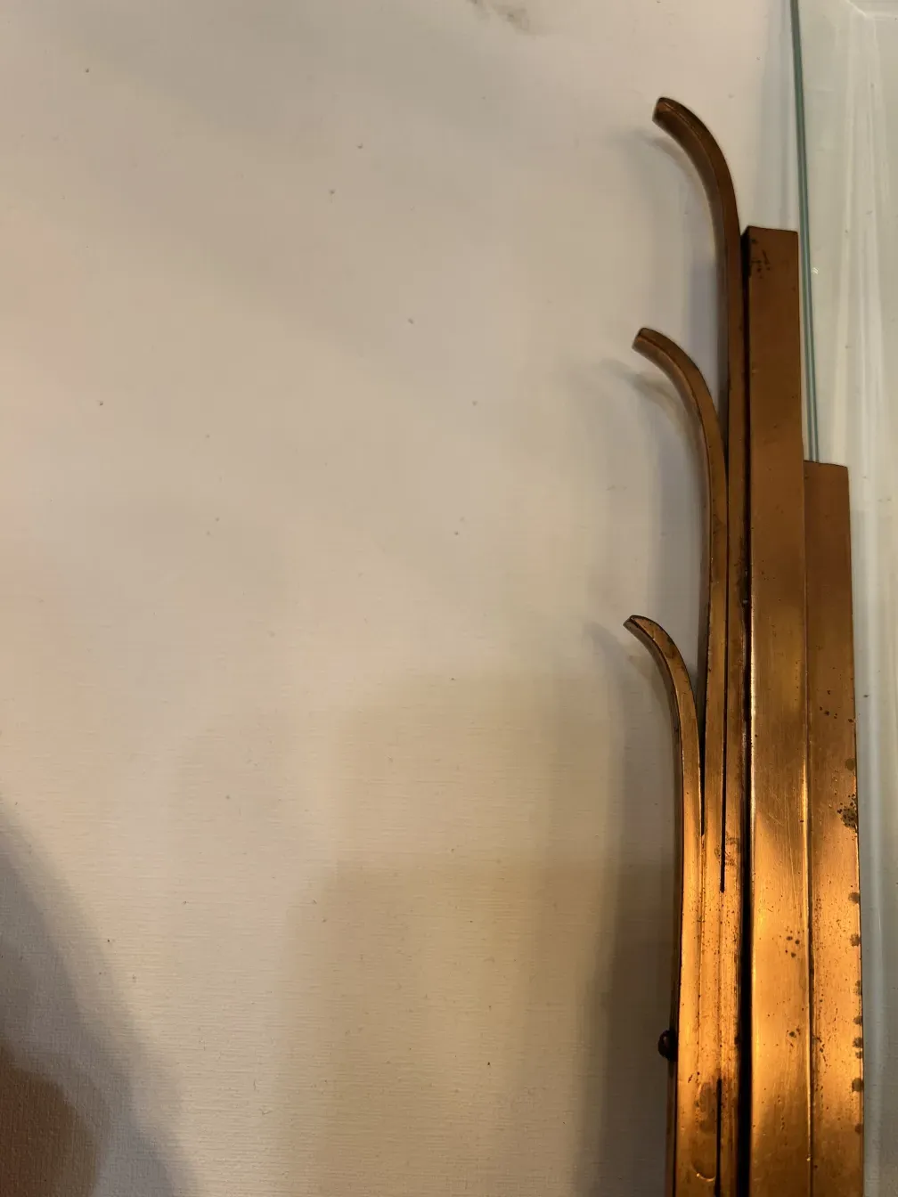 Antique picture frame in gold color with three curved supports, simple and elegant