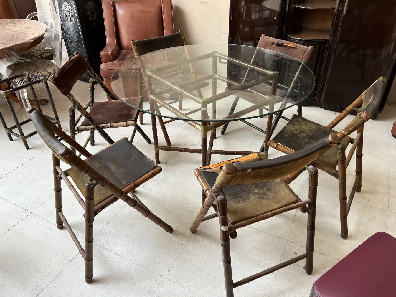 Antique dining table by William Billy Haines for 6 people, surrounded by chairs, cozy setting
