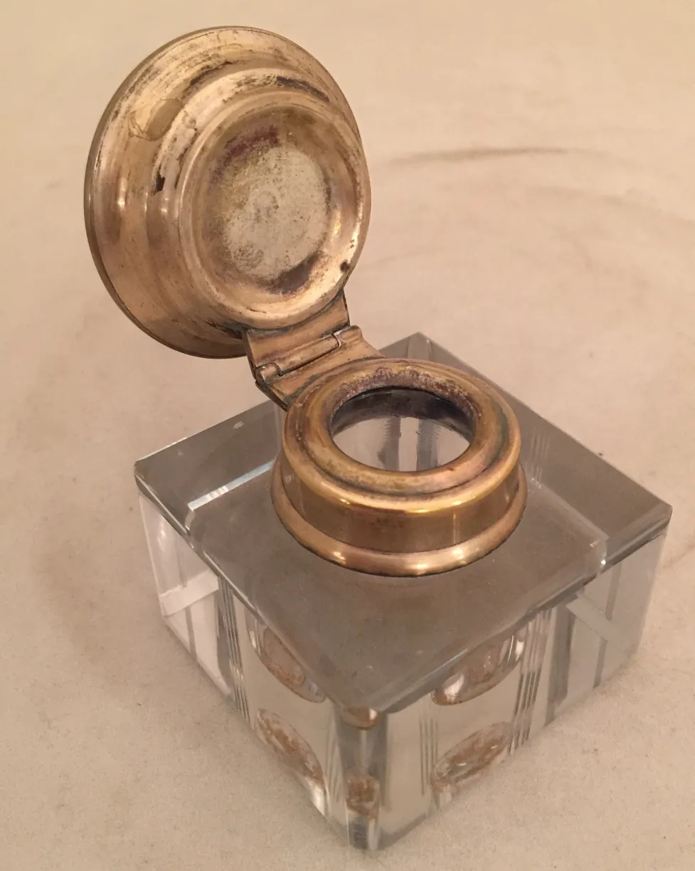 पुरातात्त्विक इंकवेल जो ढक्कन, चौकोर आकार और सुनहरी सजावट रखता है