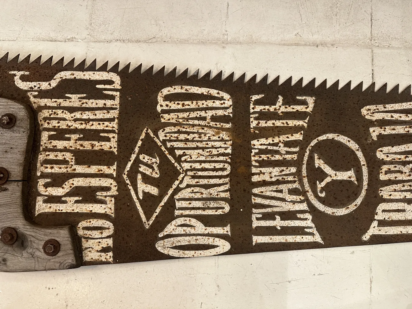 Антикварная рекламная пила с декоративными деталями и текстом