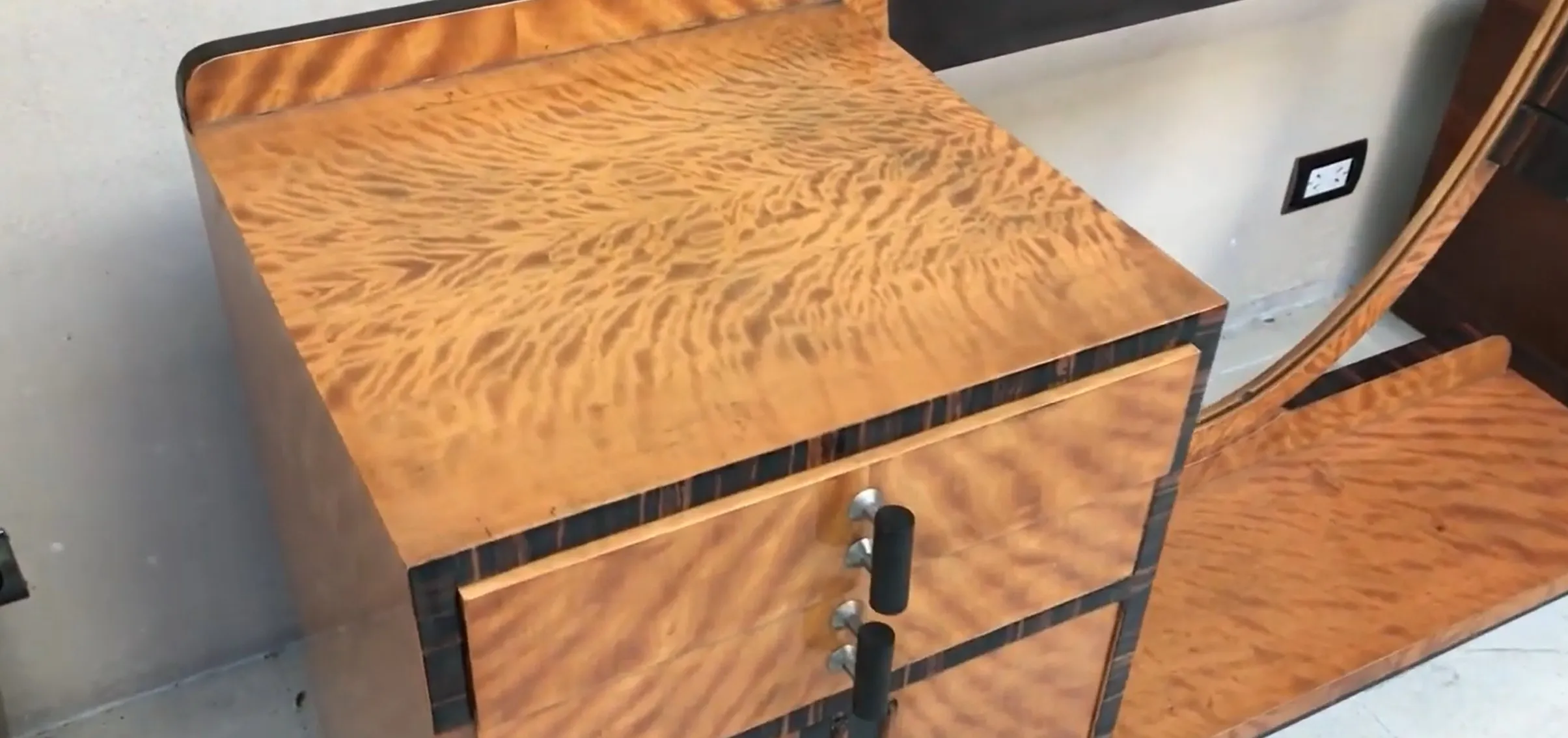 पुराने ड्रेसिंग टेबल का आर्ट डेको डिजाइन, स्टाइलिश लुक