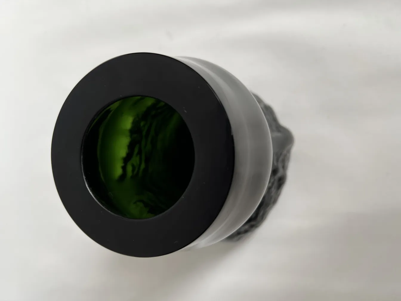 Vista dall'alto di un vaso antico con design interno verde