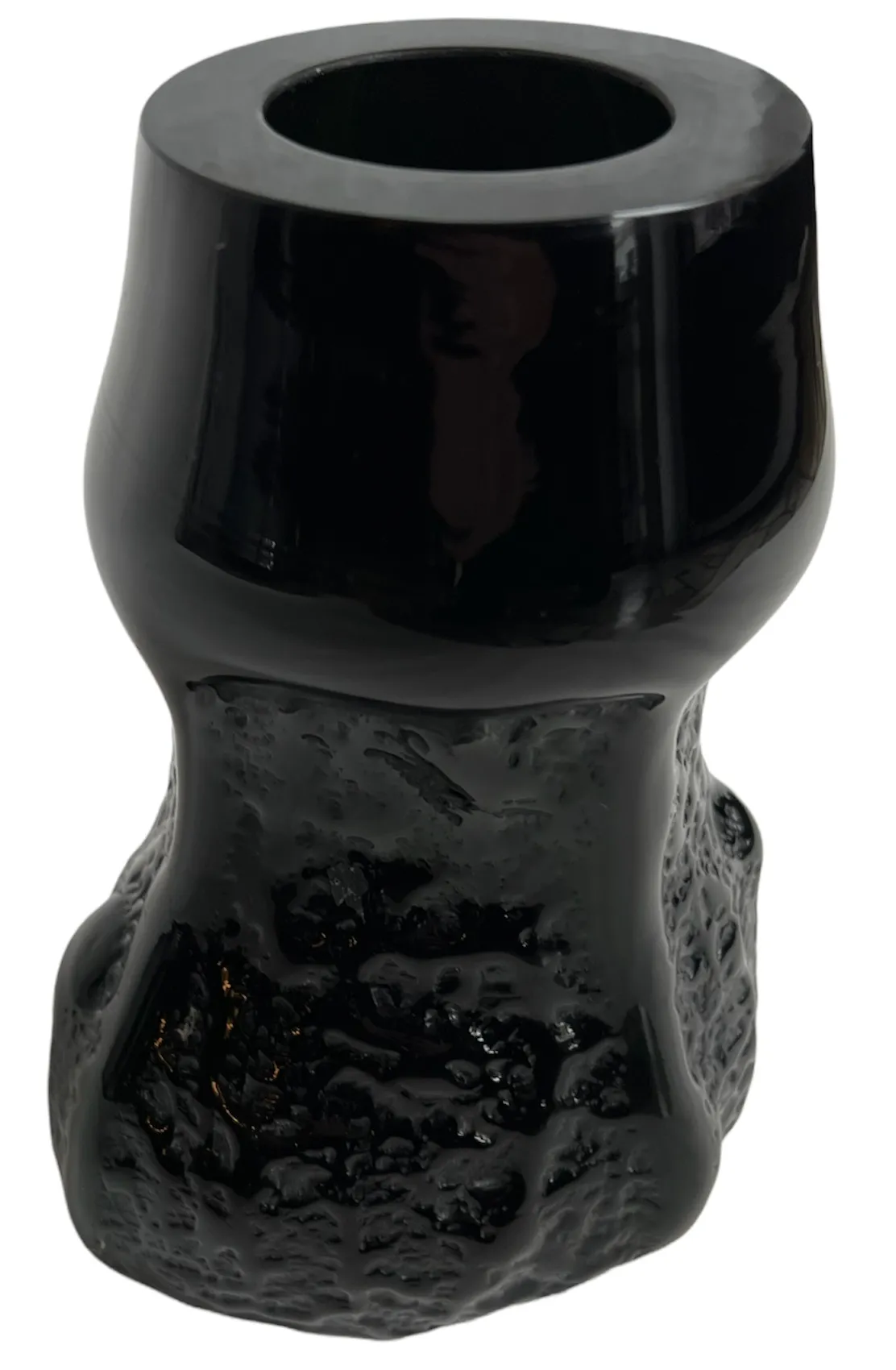 vase antico in ceramica nera con texture irregolare, sfondo bianco