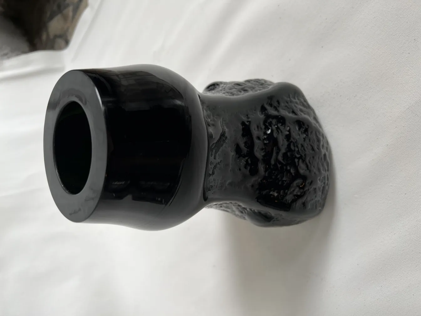 vaso antico nero con texture interessante e forma unica su sfondo bianco