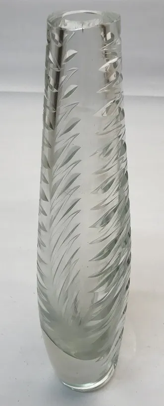 vase antico con design elegante intagliato