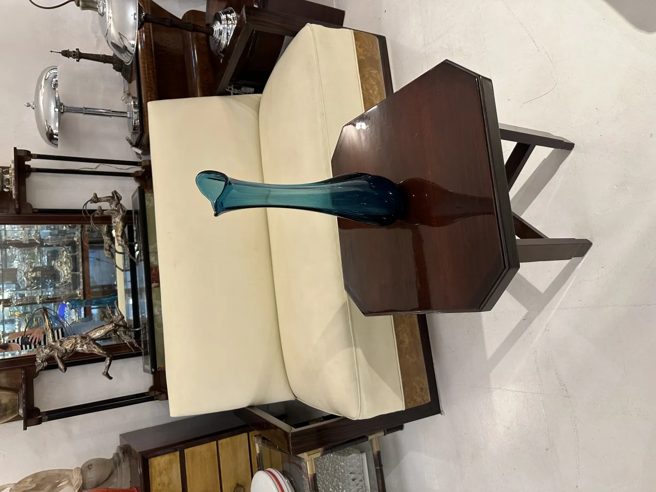 vaso antico di forma elegante, blu e verde, su un tavolo di legno