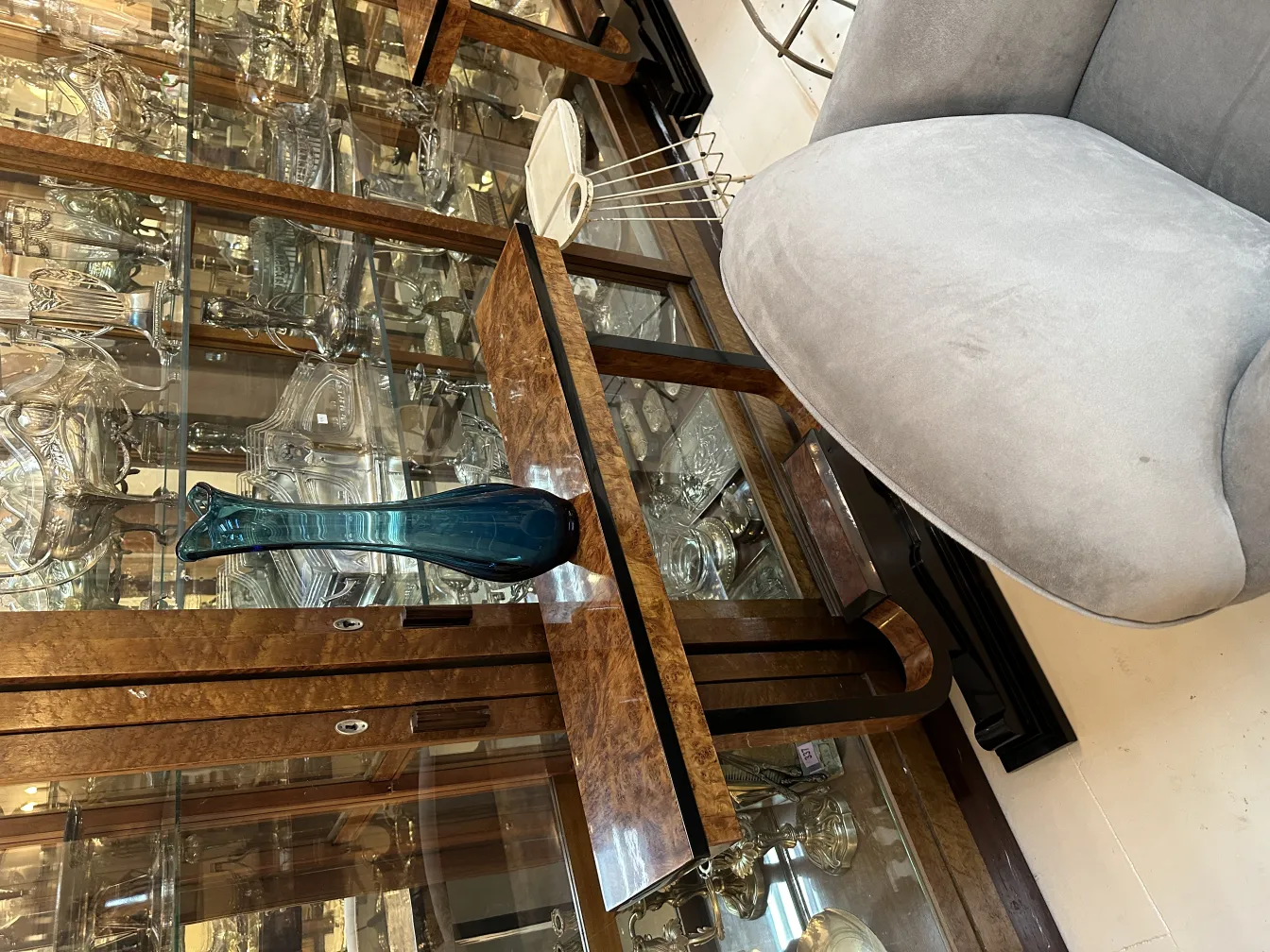 vaso antico in vetro blu su un tavolo con altri oggetti decorativi