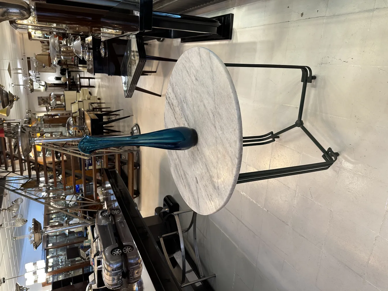 vaso antico in un ambiente antico