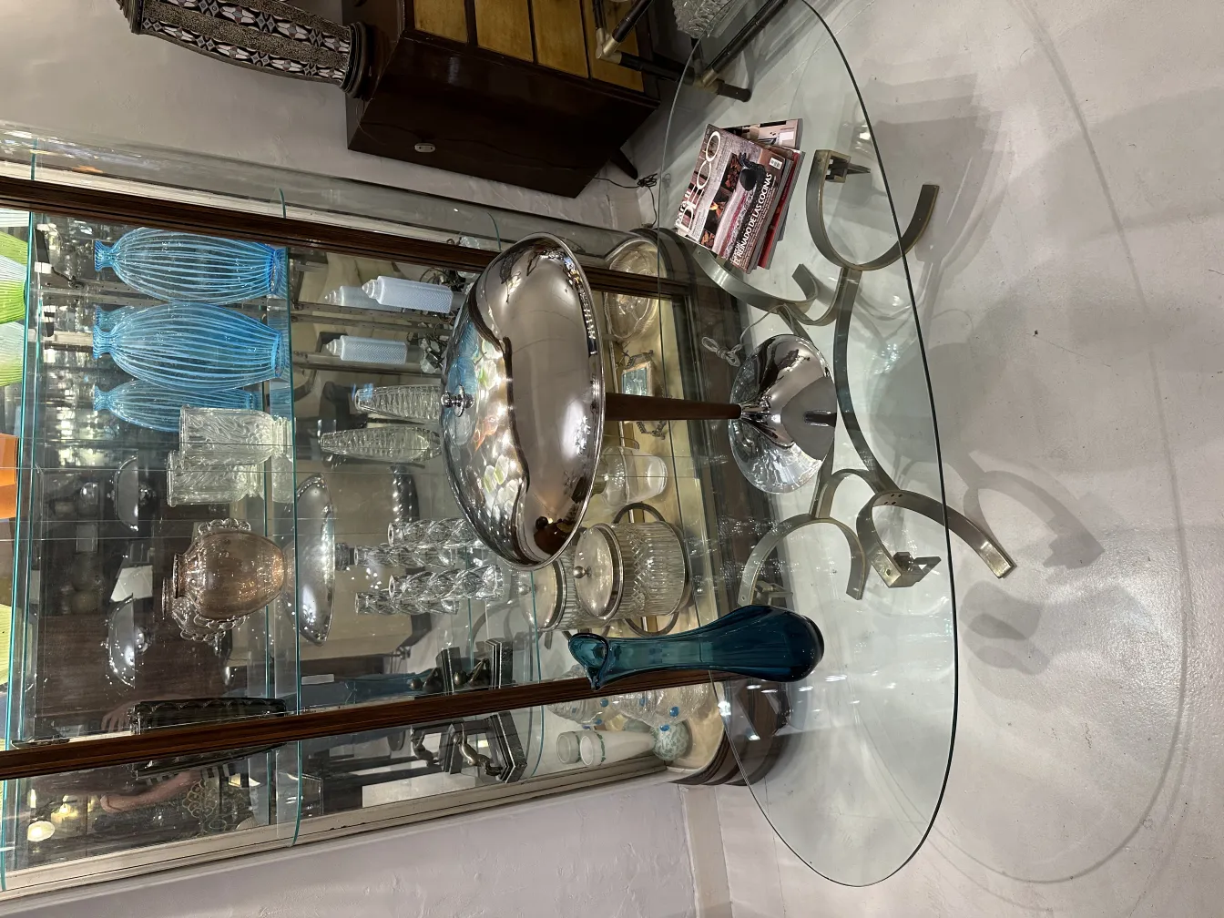 vaso antico decorativo in una vetrina con altri oggetti