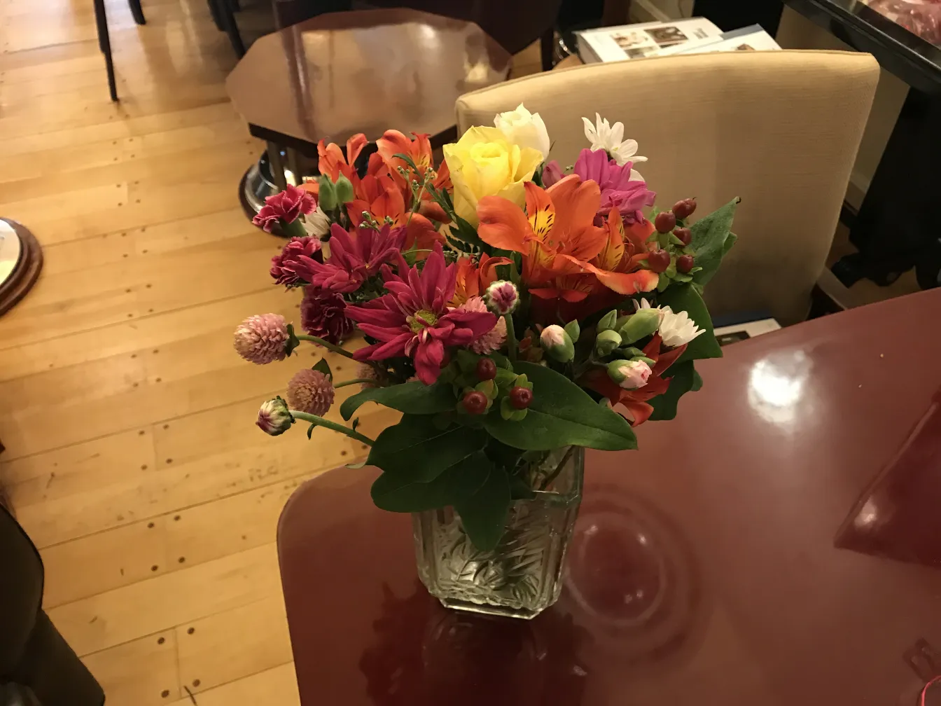 vaso antico pieno di fiori colorati, ambiente accogliente