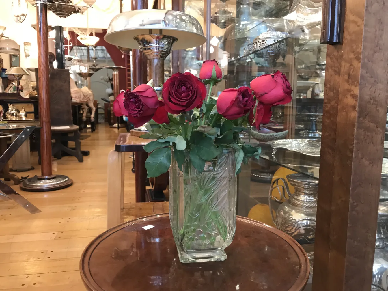 vase antico decorato con rose rosse, ambientazione elegante