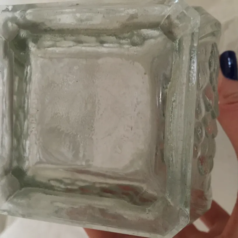 vaso antico con dettagli decorativi quadrati