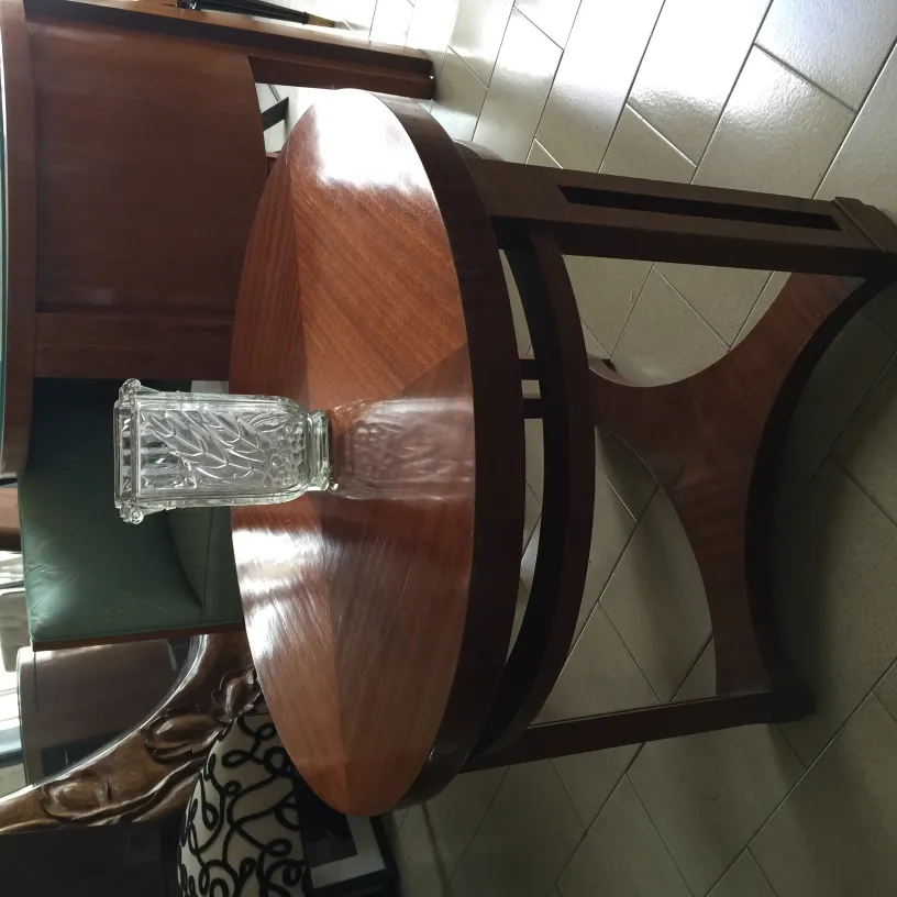 vaso antico decorativo in vetro su tavolo di legno, con sedia sullo sfondo