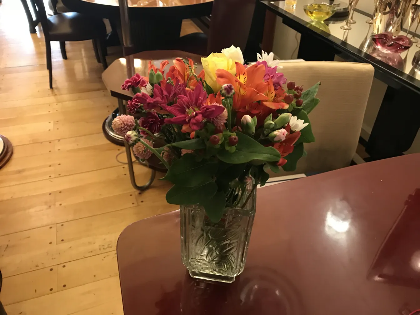 vaso antico pieno di fiori colorati su un tavolo