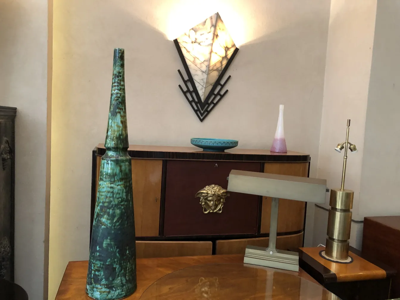 alto vaso antico a forma di cono con dettagli unici