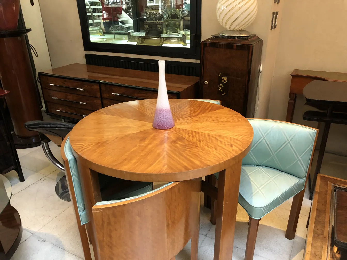 vase antico colorato su un tavolo rotondo in legno