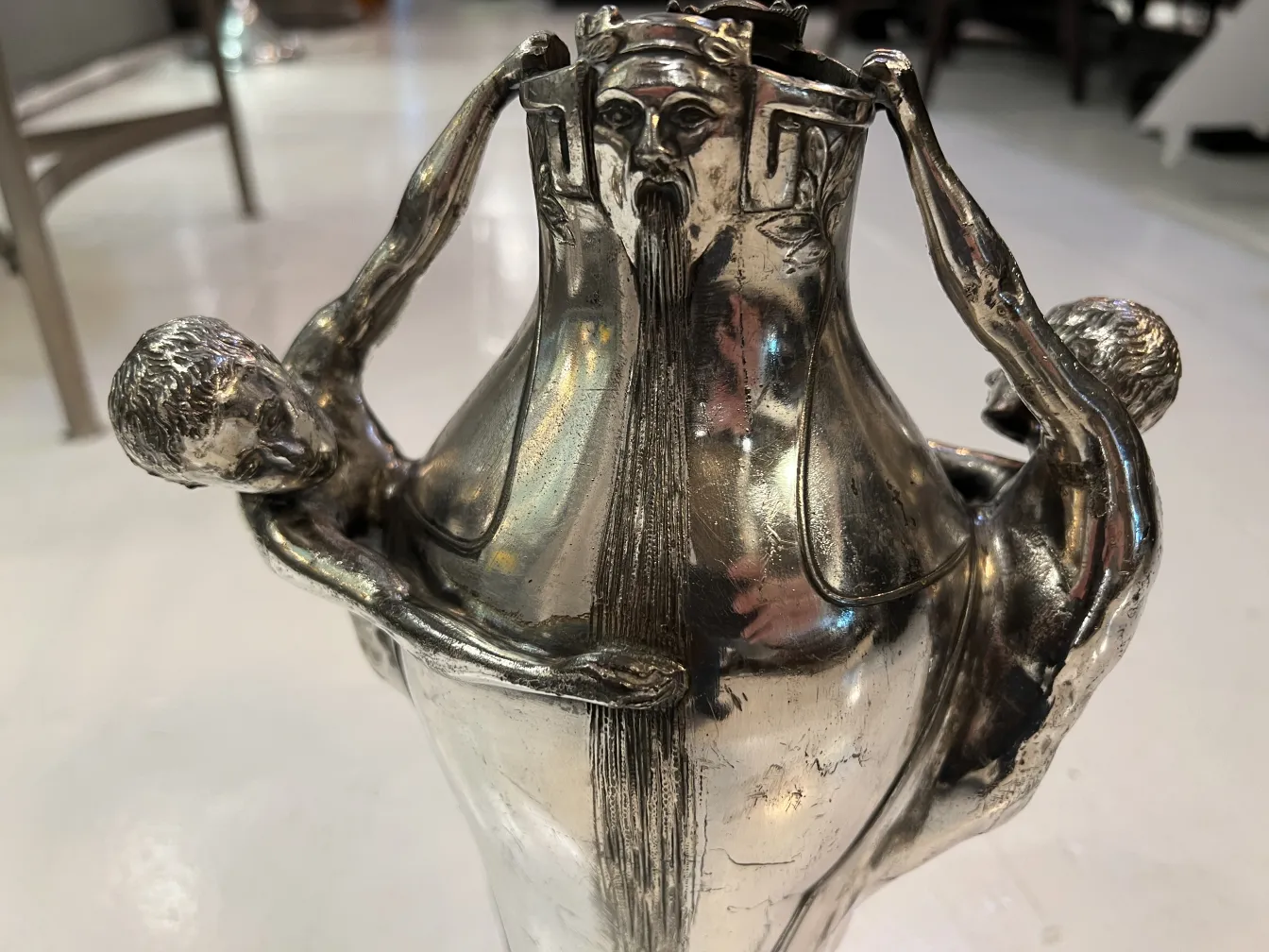 vaso antico decorato con figure umane, design elegante