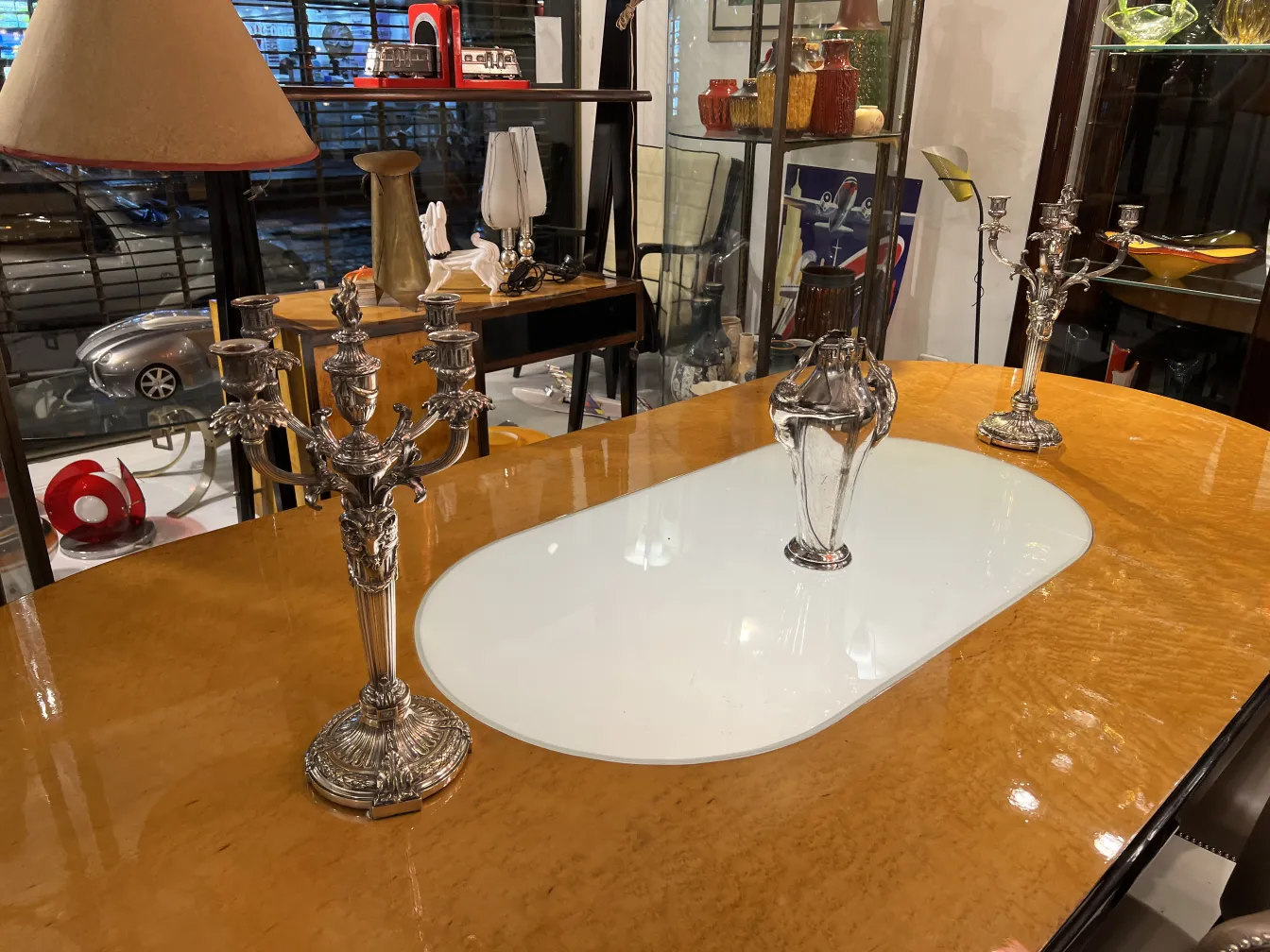 vase decorativo antico tra candelabri su un tavolo