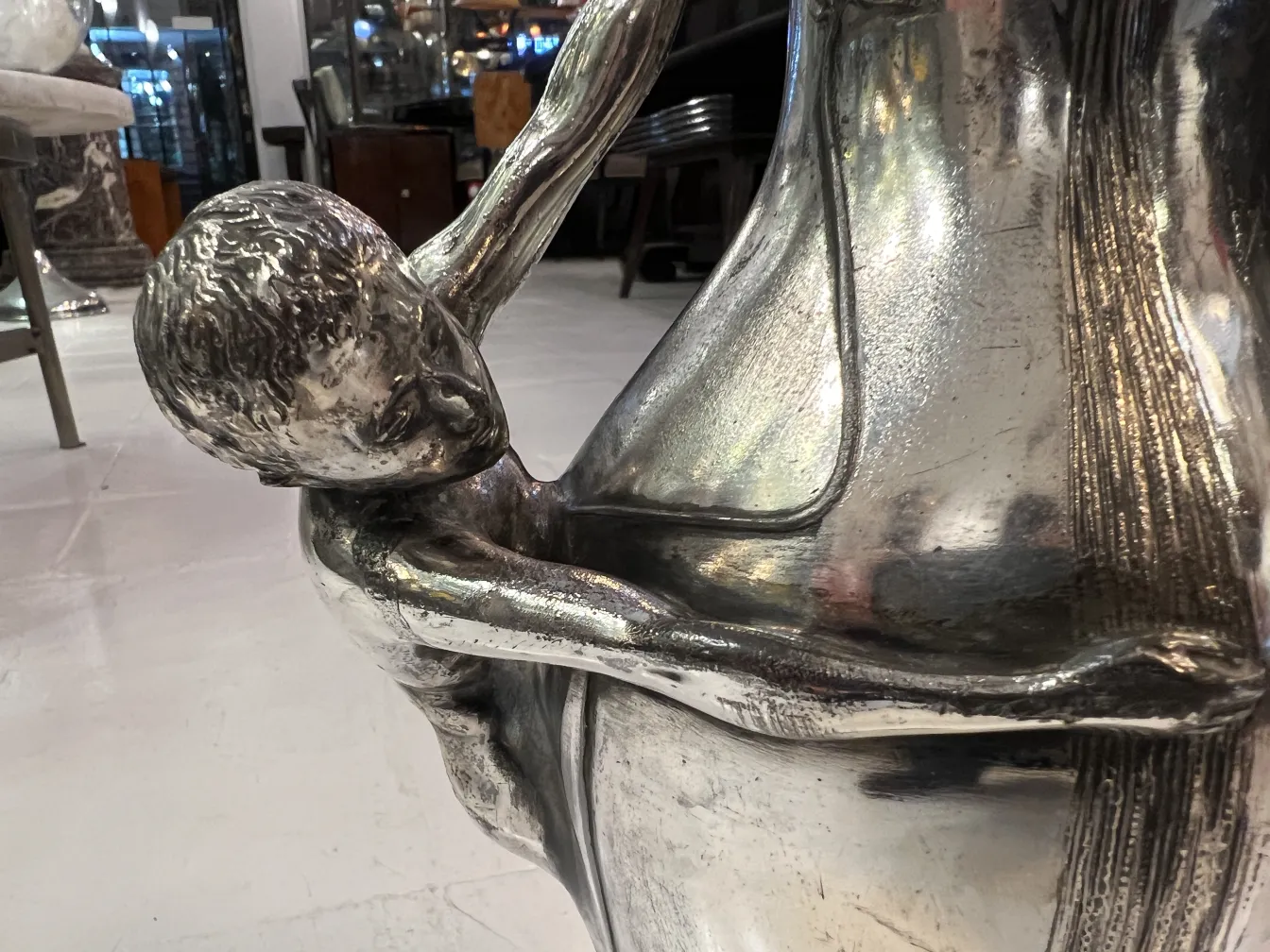 vase antico con figura di bambino che tiene la base, finitura lucida