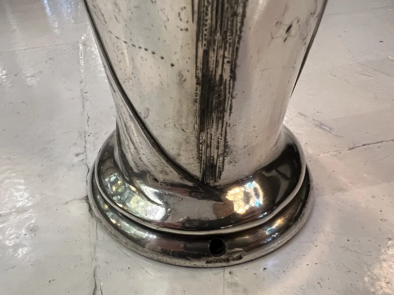 Vaso antico con design curvo e lucido