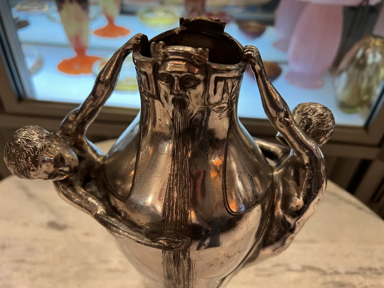 vaso antico con due figure che tengono il bordo