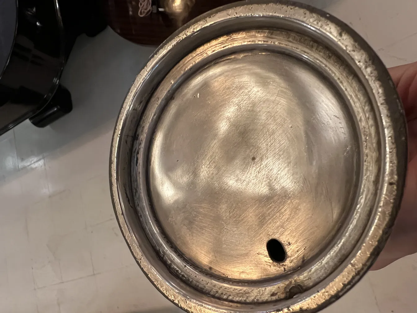 Vista della base di un vaso antico decorativo con dettagli visibili