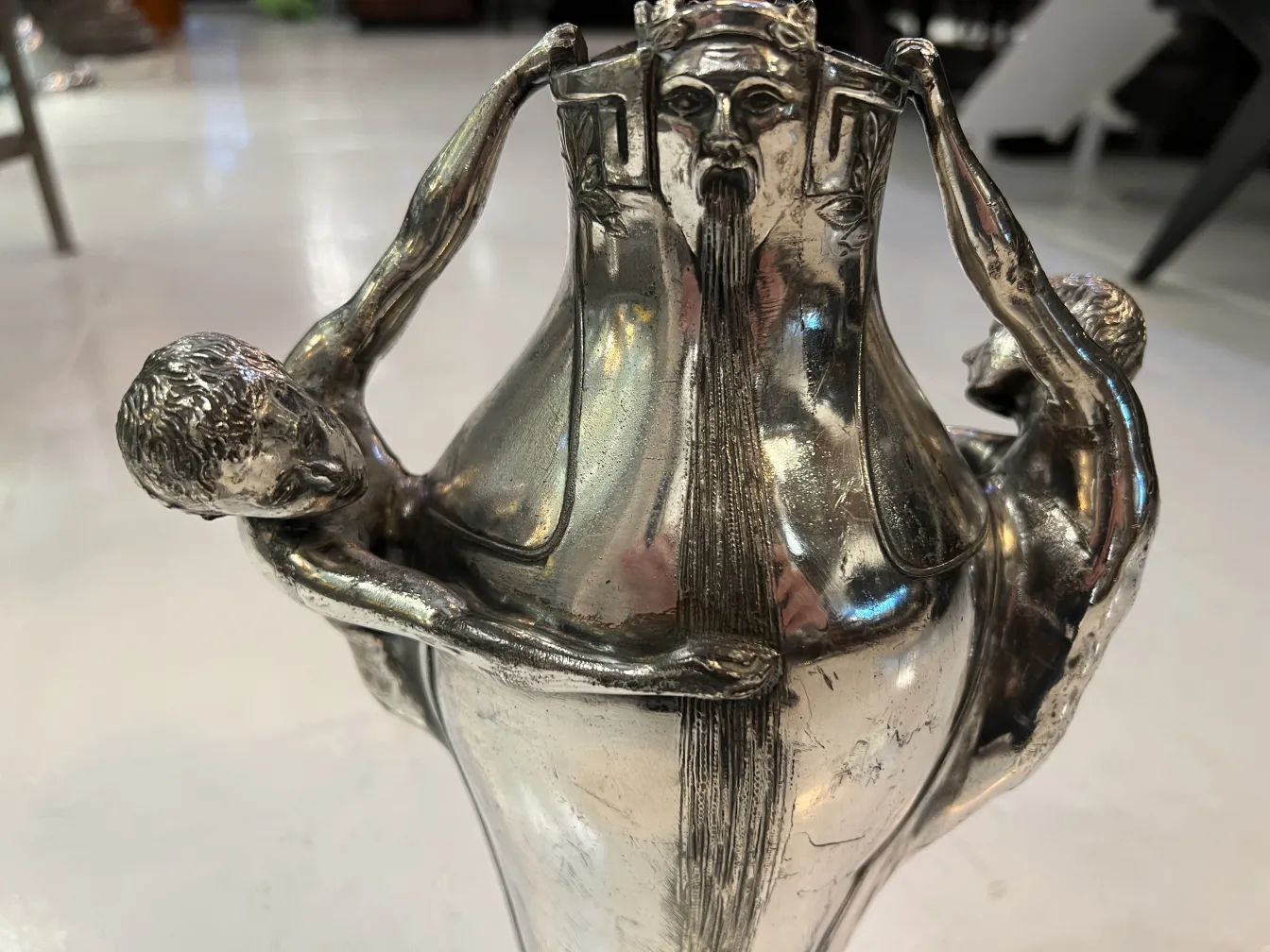 vase antico decorato con figure artistiche in rilievo