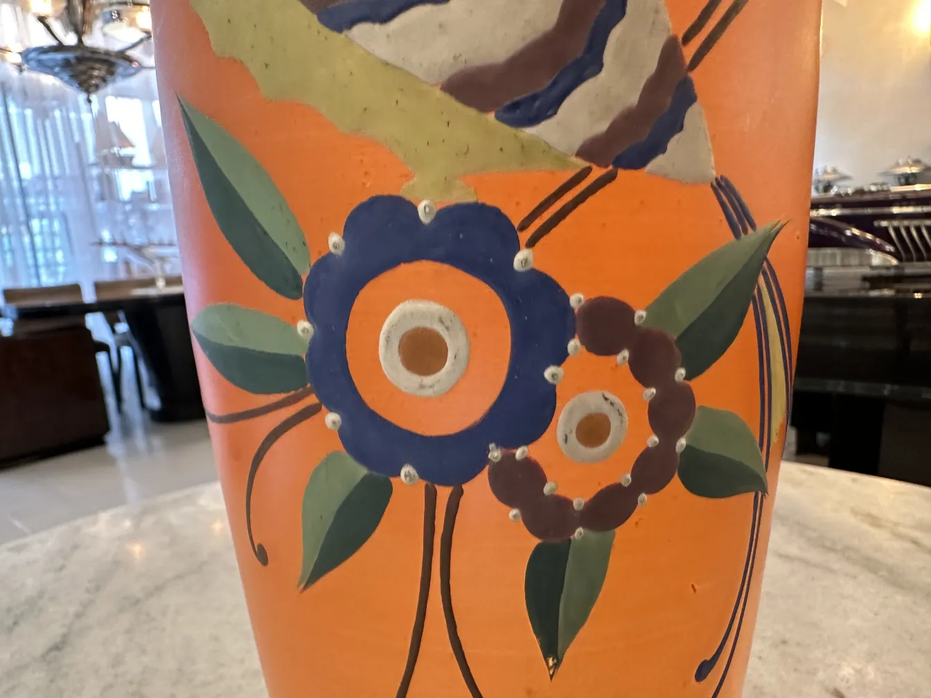 vaso antico in ceramica con motivi floreali vivaci
